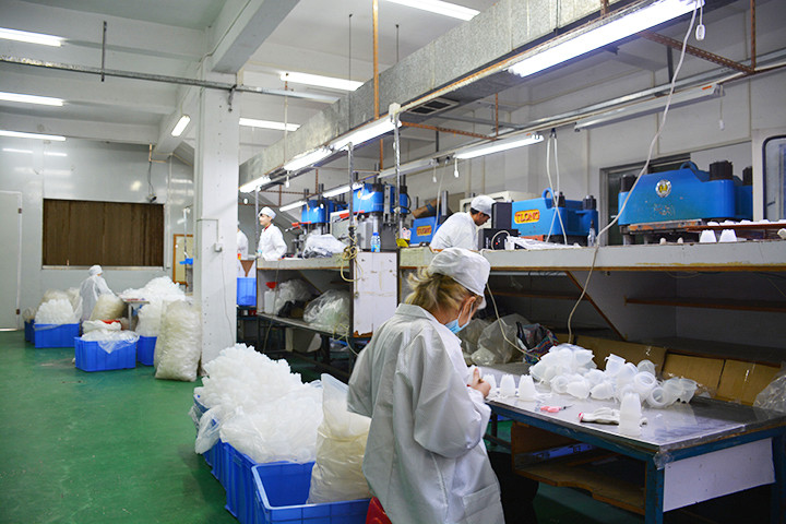 硅膠制品生產(chǎn)廠家修剪車間 硅膠制品生產(chǎn)廠家修剪車間